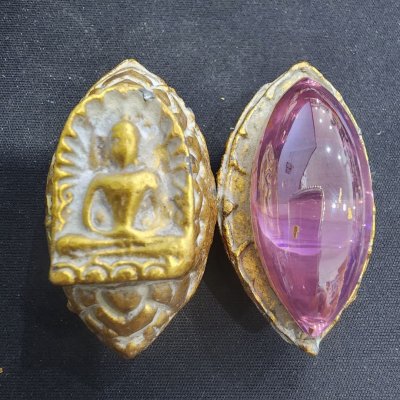 พระซุ้มกอเนื้อชิน บนเม็ดพระธาตุ กรุดอยไซ