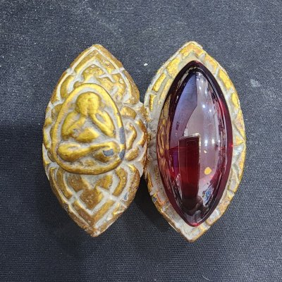 พระปิดตา บนเม็ดพระธาตุ กรุดอยไซ