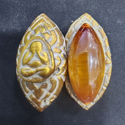 พระปิดตา บนเม็ดพระธาตุ กรุดอยไซ