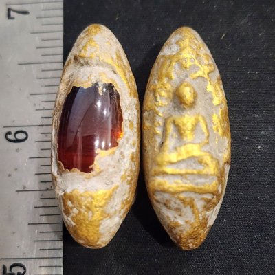 พระรอดบนเม็ดพระธาตุ กรุดอยไซ