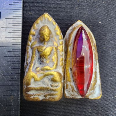 พระรอดเนื้อชิน หลังเม็ดพระธาตุ กรุดอยไซ