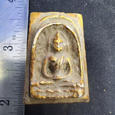 พระซุ้มกอ เนื้อชินทอง หลังเม็ดพระธาตุ กรุดอยไซ