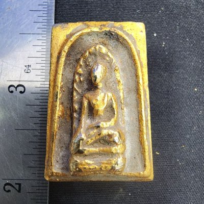 พระรอด เนื้อชินทอง หลังเม็ดพระธาตุ กรุดอยไซ