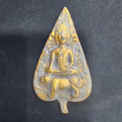 พระดอยไซขี่เสือ บนใบโพธิ์ เนื้อชิน กรุดอยไซ