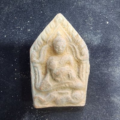 พระขุนแผนอุ้มไก่ เนื้อดิน กรุดอยไซ
