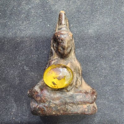 พระท่ากระดานเนื้อดิน (มีกริ่ง) มีเม็ดพระธาตุ กรุดอยไซ