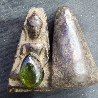 พระผงสุพรรณเนื้อดิน (มีกริ่ง) มีเม็ดพระธาตุ กรุดอยไซ