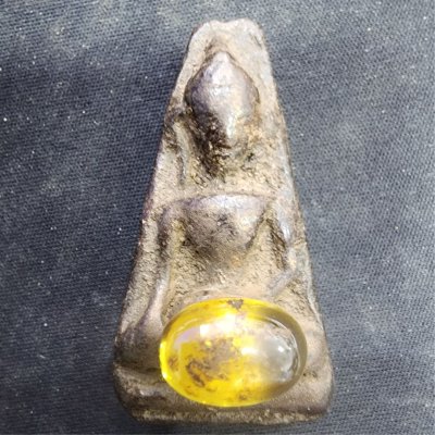 พระผงสุพรรณเนื้อดิน (มีกริ่ง) มีเม็ดพระธาตุ กรุดอยไซ