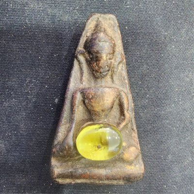 พระผงสุพรรณเนื้อดิน (มีกริ่ง) มีเม็ดพระธาตุ กรุดอยไซ