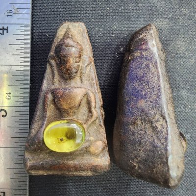 พระผงสุพรรณเนื้อดิน (มีกริ่ง) มีเม็ดพระธาตุ กรุดอยไซ