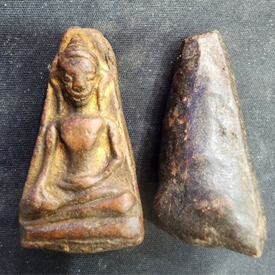พระผงสุพรรณเนื้อดิน (มีกริ่ง) กรุดอยไซ