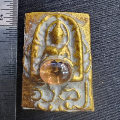 พระซุ้มกอหลังพระเบญจภาคี มีเม็ดพระธาตุ เนื้อชิน (สินธพ)