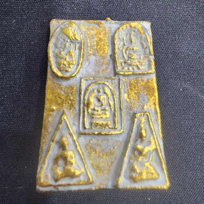 พระสมเด็จหลังพระเบญจภาคี มีเม็ดพระธาตุ เนื้อชิน (สินธพ)