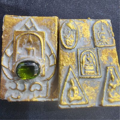 พระสมเด็จหลังพระเบญจภาคี มีเม็ดพระธาตุ เนื้อชิน (สินธพ)