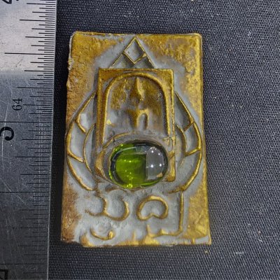 พระสมเด็จหลังพระเบญจภาคี มีเม็ดพระธาตุ เนื้อชิน (สินธพ)