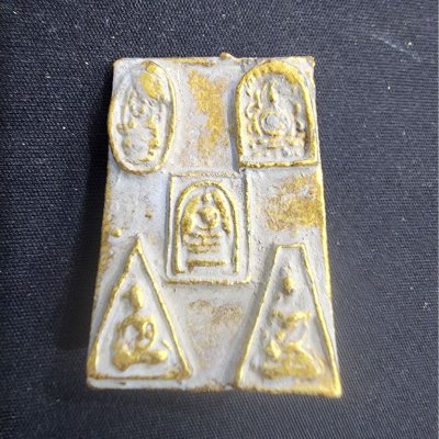 พระนางพญาหลังพระเบญจภาคี มีเม็ดพระธาตุ เนื้อชิน (สินธพ)