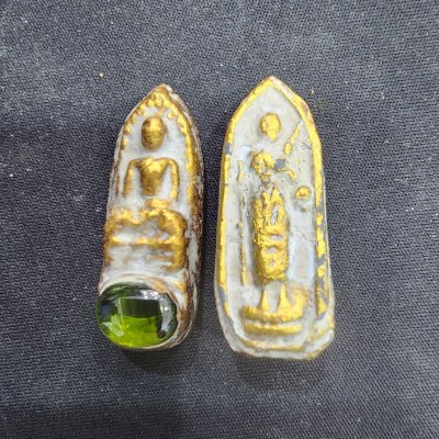 พระรอดหลังพระสีวลี เนื้อชิน มีเม็ดพระธาตุ กรุดอยไซ