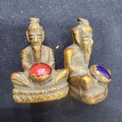 พระฤาษีเนื้อชิน เม็ดพระธาตุ กรุดอยไซ