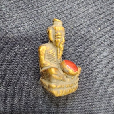 พระฤาษีเนื้อชิน เม็ดพระธาตุ กรุดอยไซ