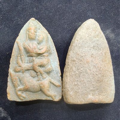 พระขุนแผนอุ้มนางขี่ม้า เนื้อดิน กรุดอยไซ
