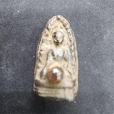 พระรอดเนื้อดินมีเม็ดพระธาตุ (มีกริ่ง) กรุดอยไซ