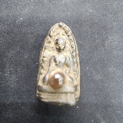 พระรอดเนื้อดินมีเม็ดพระธาตุ (มีกริ่ง) กรุดอยไซ