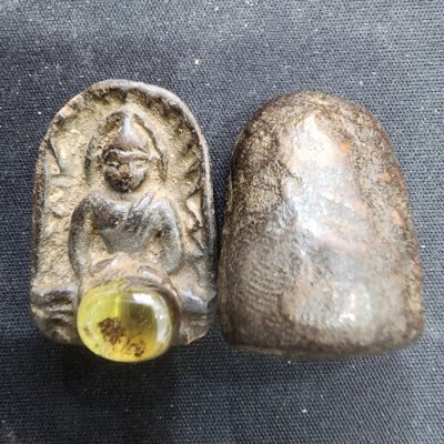 พระซุ้มกอเนื้อดินมีเม็ดพระธาตุ (มีกริ่ง) กรุดอยไซ