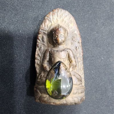 พระลือหน้ายักษ์ เนื้อดินมีเม็ดพระธาตุ (มีกริ่ง) กรุดอยไซ