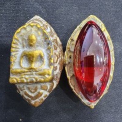 พระซุ้มกอเนื้อชิน บนเม็ดพระธาตุ กรุดอยไซ