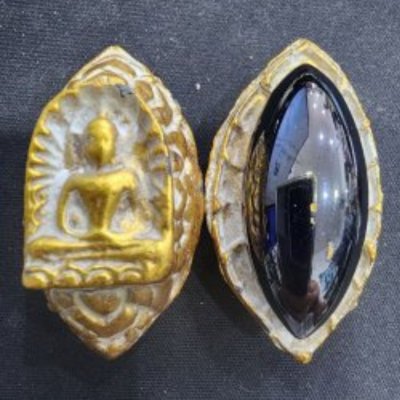 พระซุ้มกอเนื้อชิน บนเม็ดพระธาตุ กรุดอยไซ