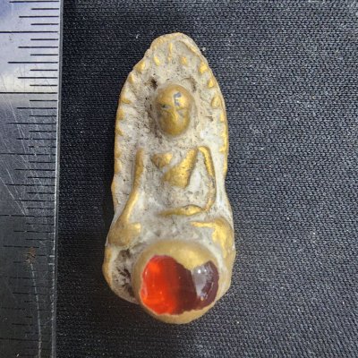 พระรอดเนื้อชิน เม็ดพระธาตุ กรุดอยไซ
