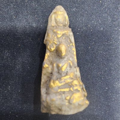 พระท้าวเวสสุวรรณหลังพระรอด เนื้อชิน กรุดอยไซ