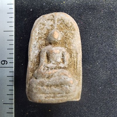 พระคงทรงเทวดาเนื้อดิน กรุดอยไซ