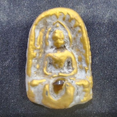 พระซุ้มกอเนื้อชินทอง (สินธพ) เม็ดพระธาตุ กรุดอยไซ