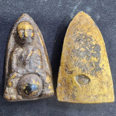 พระหลวงปู่ทวดเนื้อชิน (เตารีด) เม็ดพระธาตุ กรุดอยไซ