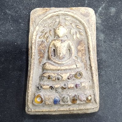 พระสมเด็จปรกโพธิ์เนื้อดิน เม็ดพระธาตุ กรุดอยไซ