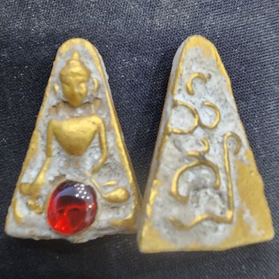 พระผงสุพรรณเนื้อชินทอง เม็ดพระธาตุ (สินธพ) กรุดอยไซ
