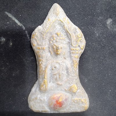 พระดอยไซซุ้มนาคเนื้อชินทอง เม็ดพระธาตุ กรุดอยไซ