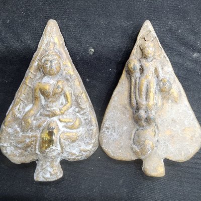 พระนางพญาใบโพธิ์เนื้อชิน หลังกุมารทอง เม็ดพระธาตุ กรุดอยไซ