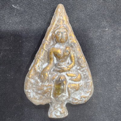 พระนางพญาใบโพธิ์เนื้อชิน หลังกุมารทอง เม็ดพระธาตุ กรุดอยไซ