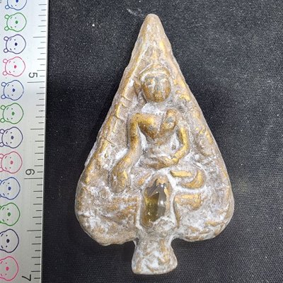 พระนางพญาใบโพธิ์เนื้อชิน หลังกุมารทอง เม็ดพระธาตุ กรุดอยไซ