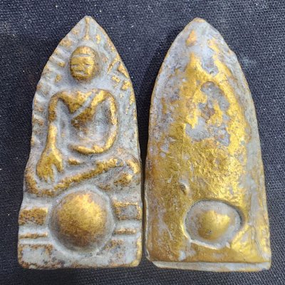 พระนางพญาเนื้อชินทองบนเม็ดพระธาตุ กรุดอยไซ