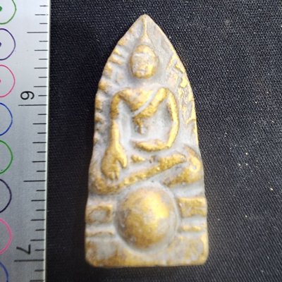 พระนางพญาเนื้อชินทองบนเม็ดพระธาตุ กรุดอยไซ