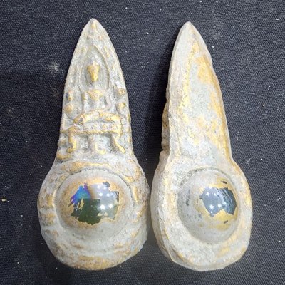 พระเลี่ยงเนื้อชิน บนเม็ดพระธาตุ กรุดอยไซ