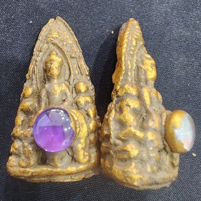 พระเลี่ยงสองหน้าเนื้อดิน เม็ดพระธาตุ กรุดอยไซ