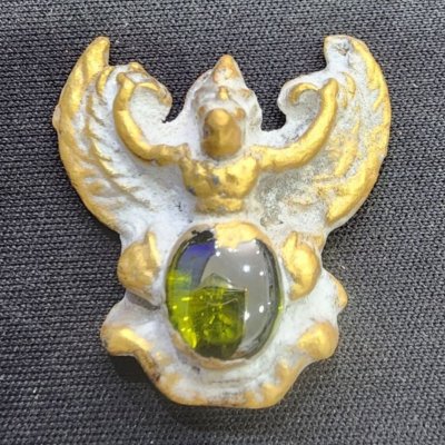 พระพญาครุฑ เนื้อชินเม็ดพระธาตุ กรุดอยไซ