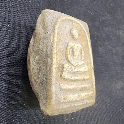 พระสมเด็จเนื้อดิน หลังเม็ดพระธาตุ กรุดอยไซ