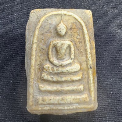 พระสมเด็จเนื้อดิน หลังเม็ดพระธาตุ กรุดอยไซ