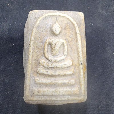 พระสมเด็จเนื้อดิน หลังเม็ดพระธาตุ กรุดอยไซ