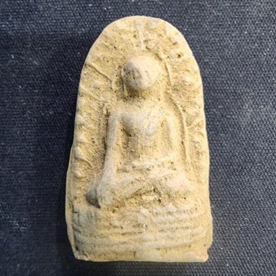 พระลือหน้ามงคล (พระคือชัยชนะ) เนื้อดิน กรุดอยไซ